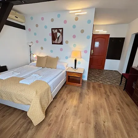 Hotel Gloria Center 3*